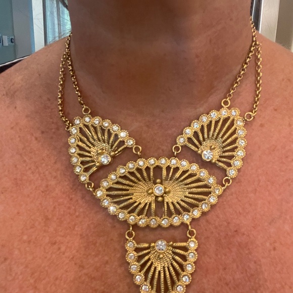 Pretty Necklace - unsure of brand - Picture 3 of 6